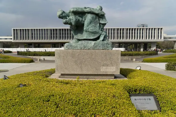 Statue of Mother and Child in the storm (1)